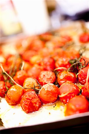 simsearch:659-08897247,k - Oven-roasted tomatoes on a baking tray Foto de stock - Sin royalties Premium, Código: 659-08897004