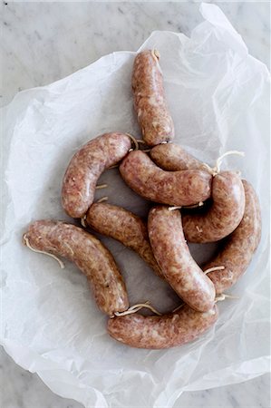 simsearch:659-08147079,k - Spicy Christmas sausages on paper Photographie de stock - Premium Libres de Droits, Code: 659-08897012