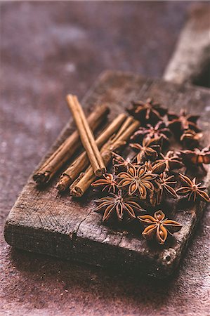 steranis - Star anise and cinnamon on a wooden board Foto de stock - Sin royalties Premium, Código: 659-08897024