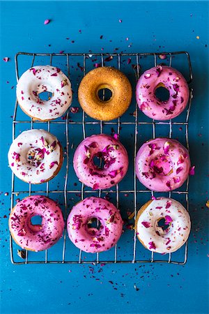 donut birds eye view not people - Donuts with rose petals Foto de stock - Sin royalties Premium, Código: 659-08897039