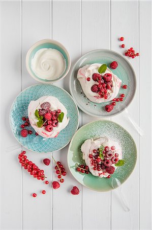 simsearch:659-08896684,k - Meringue with whipped cream, berries and mint Photographie de stock - Premium Libres de Droits, Code: 659-08897032