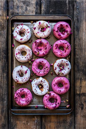 pink donut studio shot - Doughnuts on a baking tray Stock Photo - Premium Royalty-Free, Code: 659-08897041