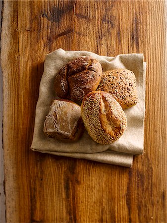 simsearch:659-08940593,k - Fresh bread rolls on a folded kitchen towel Stock Photo - Premium Royalty-Free, Code: 659-08897055