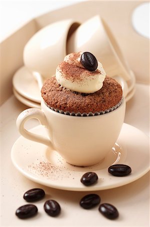 simsearch:659-08419691,k - Cappuccino flavoured cupcakes with coffee cups and chocolate coffee beans on a cream coloured tray Stock Photo - Premium Royalty-Free, Code: 659-08897062