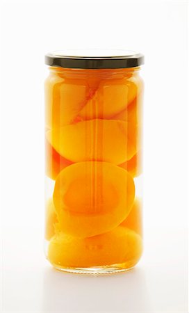 simsearch:659-08896093,k - Preserved peach halves in a jar Foto de stock - Sin royalties Premium, Código: 659-08897098