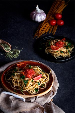 food on black - Spaguetti with tomato cheese and oregano, typical italian pasta Photographie de stock - Premium Libres de Droits, Code: 659-08897137