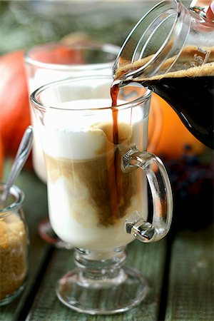 pouring cappuccino - Caffè latte in glass Photographie de stock - Premium Libres de Droits, Code: 659-08897178