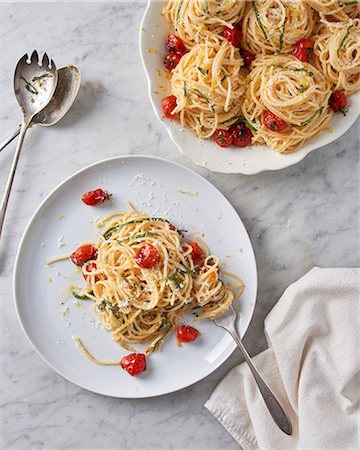 pasta - Spaghetti al limone with blistered cherry tomatoes Stock Photo - Premium Royalty-Free, Code: 659-08897232