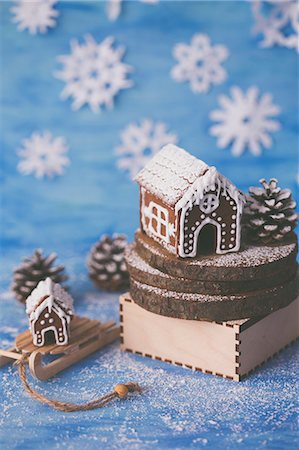 Gingerbread house in winter scenery. Fotografie stock - Premium Royalty-Free, Codice: 659-08897240