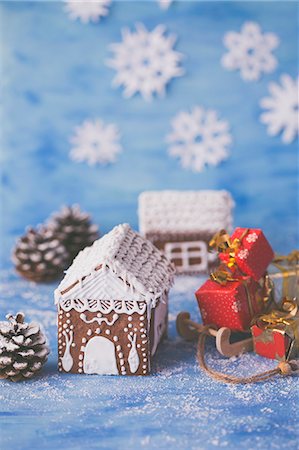 Gingerbread house and mini christmas gifts Fotografie stock - Premium Royalty-Free, Codice: 659-08897241