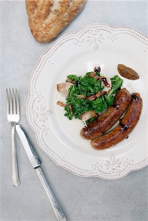 simsearch:659-08940952,k - Italian sausage with kale salad Stockbilder - Premium RF Lizenzfrei, Bildnummer: 659-08897255