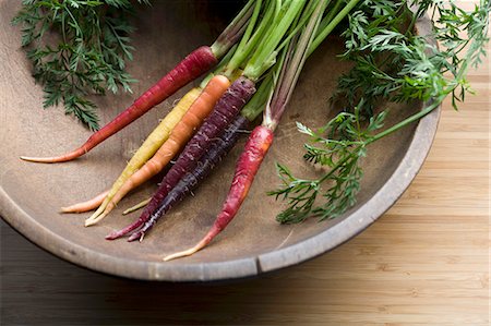 rainbows - Rainbow carrots in an old wooden bowl Stock Photo - Premium Royalty-Free, Code: 659-08897250