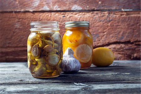 simsearch:659-08896093,k - Preserved garlic and lemons in mason jars Foto de stock - Sin royalties Premium, Código: 659-08897251
