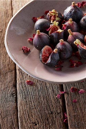 simsearch:659-07598366,k - Fresh baby figs in rustic bowl on rustic table with rose petals Photographie de stock - Premium Libres de Droits, Code: 659-08897284