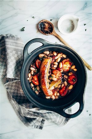 simsearch:659-06155025,k - bean stew, sausage, tomatos, fresh thyme, bayleaf, white and kidney beans, salt Photographie de stock - Premium Libres de Droits, Code: 659-08897290