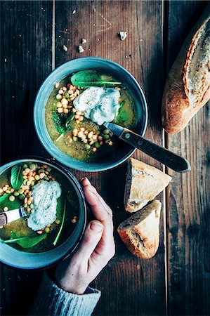 lentill soup, green and red lentills, greek yoghurt, spinach, bread Photographie de stock - Premium Libres de Droits, Code: 659-08897292