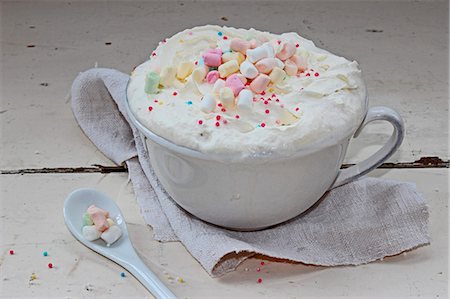 simsearch:659-06903300,k - Hot chocolate with cream and marshmallows Fotografie stock - Premium Royalty-Free, Codice: 659-08897310