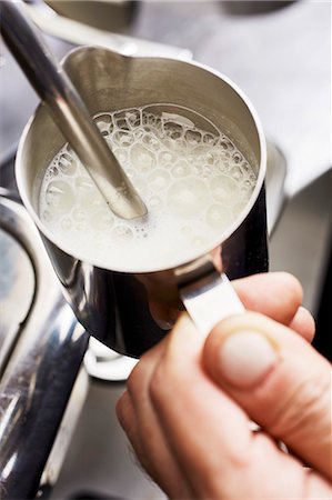 simsearch:659-06184165,k - Frothing milk Stockbilder - Premium RF Lizenzfrei, Bildnummer: 659-08897321