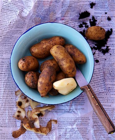 peeling (preparing potatoes) - Peeling potatoes Stock Photo - Premium Royalty-Free, Code: 659-08897336