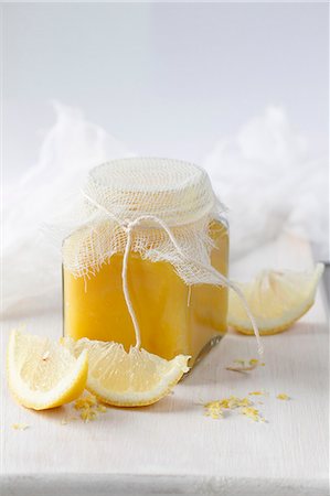 simsearch:659-08896093,k - Lemon Curd in a glass jar with sliced lemons Foto de stock - Sin royalties Premium, Código: 659-08897338