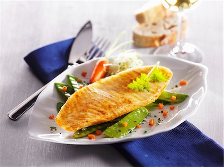 Catfish fillet on a bed of mange tout and carrots on a ceramic plate Stock Photo - Premium Royalty-Free, Code: 659-08904015