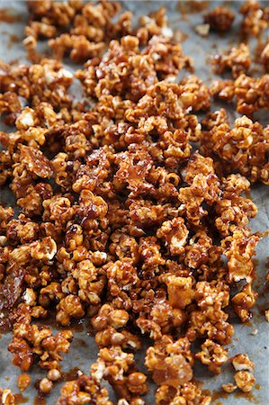 simsearch:659-07959768,k - Caramel popcorn on a baking tray Foto de stock - Sin royalties Premium, Código: 659-08904032