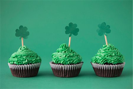 simsearch:659-03535938,k - Cupcakes with green buttercream for St Patrick's Day Fotografie stock - Premium Royalty-Free, Codice: 659-08904064