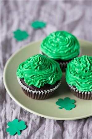 simsearch:659-03535938,k - Cupcakes with green buttercream for St Patrick's Day Fotografie stock - Premium Royalty-Free, Codice: 659-08904065