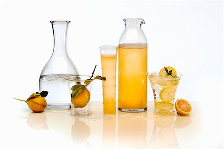 simsearch:659-08906339,k - Lemon juice and water in glasses and carafes Foto de stock - Sin royalties Premium, Código: 659-08904069