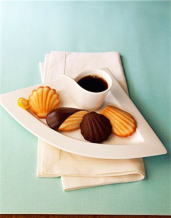 Various madeleines with a cup of coffee Stock Photo - Premium Royalty-Free, Code: 659-08904072