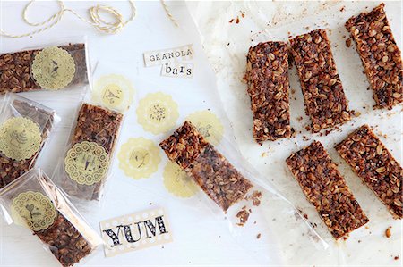 Homemade muesli bars in packaging Photographie de stock - Premium Libres de Droits, Code: 659-08904086