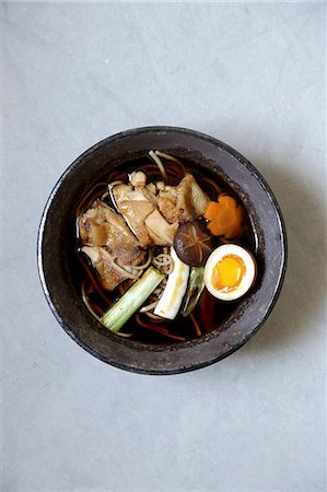 sopa de pollo - Soba noodle soup with chicken, a soft-boiled egg and spring onions (Japan) Foto de stock - Sin royalties Premium, Código: 659-08904087
