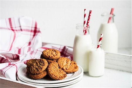 Oatmeal cookies and bottles of milk on a white wooden tray Stock Photo - Premium Royalty-Free, Code: 659-08904140