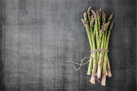 simsearch:693-06325157,k - A bundle of asparagus on a grey surface Stockbilder - Premium RF Lizenzfrei, Bildnummer: 659-08904143