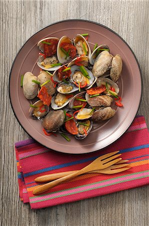 simsearch:400-06864396,k - Clams with chilli and Vermouth (seen from above) Stock Photo - Premium Royalty-Free, Code: 659-08904175