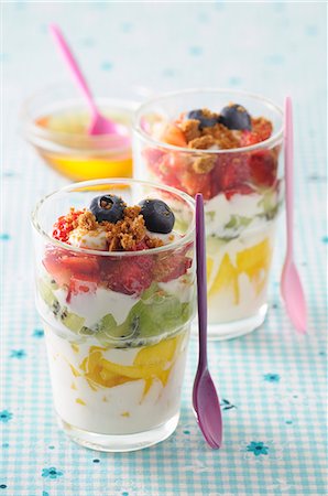 simsearch:659-08902806,k - Layered yoghurt desserts with fresh fruit Foto de stock - Sin royalties Premium, Código: 659-08904199