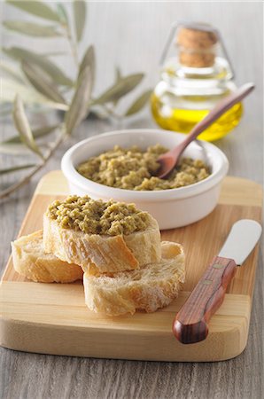 simsearch:824-02888261,k - Slices of baguette with tapenade Stock Photo - Premium Royalty-Free, Code: 659-08904193