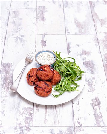 simsearch:659-08896661,k - Beetroot falafel with yoghurt and rocket Photographie de stock - Premium Libres de Droits, Code: 659-08904201