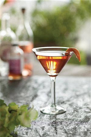 simsearch:659-03529598,k - Cosmopolitan with lemon Photographie de stock - Premium Libres de Droits, Code: 659-08904221