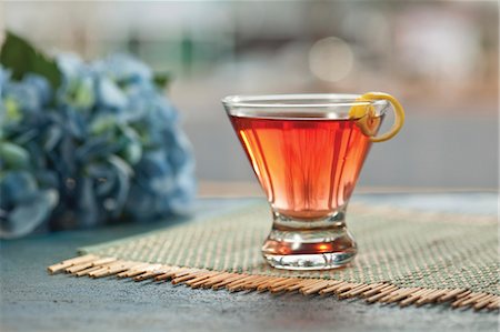 simsearch:659-03529598,k - A cosmopolitan with a lemon spiral Photographie de stock - Premium Libres de Droits, Code: 659-08904222