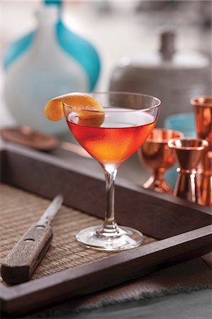 simsearch:659-03529598,k - A gin cocktail with grapefruit and basil on a tray Photographie de stock - Premium Libres de Droits, Code: 659-08904232
