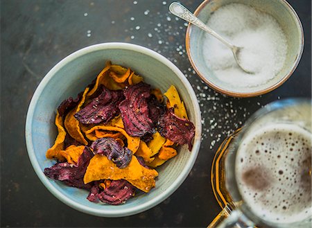 simsearch:659-08903917,k - Colourful vegetable crisps (carrots, parsnips and beetroot) with salt and a beer Photographie de stock - Premium Libres de Droits, Code: 659-08904260