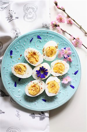 simsearch:400-07921731,k - Hard-boiled eggs and spring flowers on a light blue plate Stock Photo - Premium Royalty-Free, Code: 659-08904288