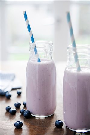 simsearch:659-06188112,k - Two bottles of blueberry and banana smoothie with straws Photographie de stock - Premium Libres de Droits, Code: 659-08904295