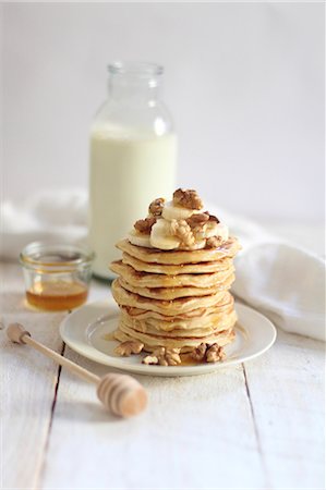 simsearch:659-03531927,k - A stack of pancakes with bananas and nuts Stock Photo - Premium Royalty-Free, Code: 659-08904293