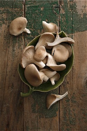 simsearch:659-08902786,k - A bowl of oyster mushrooms on a wooden surface Foto de stock - Royalty Free Premium, Número: 659-08904307