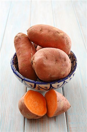 Sweet potatoes, whole and halved Photographie de stock - Premium Libres de Droits, Code: 659-08904315