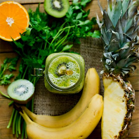 simsearch:659-08941003,k - Green fruit smoothie with kiwi and parsley Photographie de stock - Premium Libres de Droits, Code: 659-08904324