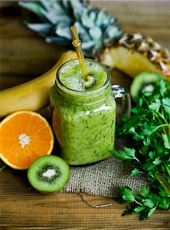 simsearch:659-08905316,k - Green fruit smoothie with kiwi and parsley Photographie de stock - Premium Libres de Droits, Code: 659-08904325