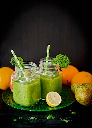 simsearch:659-08940026,k - Green fruit smoothies with kiwi and parsley Photographie de stock - Premium Libres de Droits, Code: 659-08904326